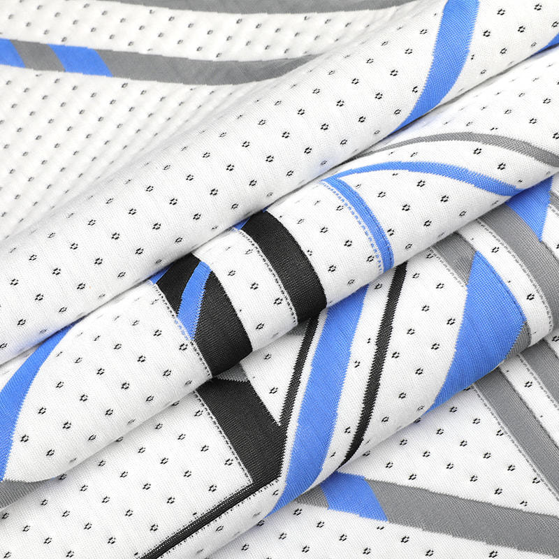 Двухсторонняя полиэфирная трикотажная матрасная ткань с сине-белым геометрическим узором